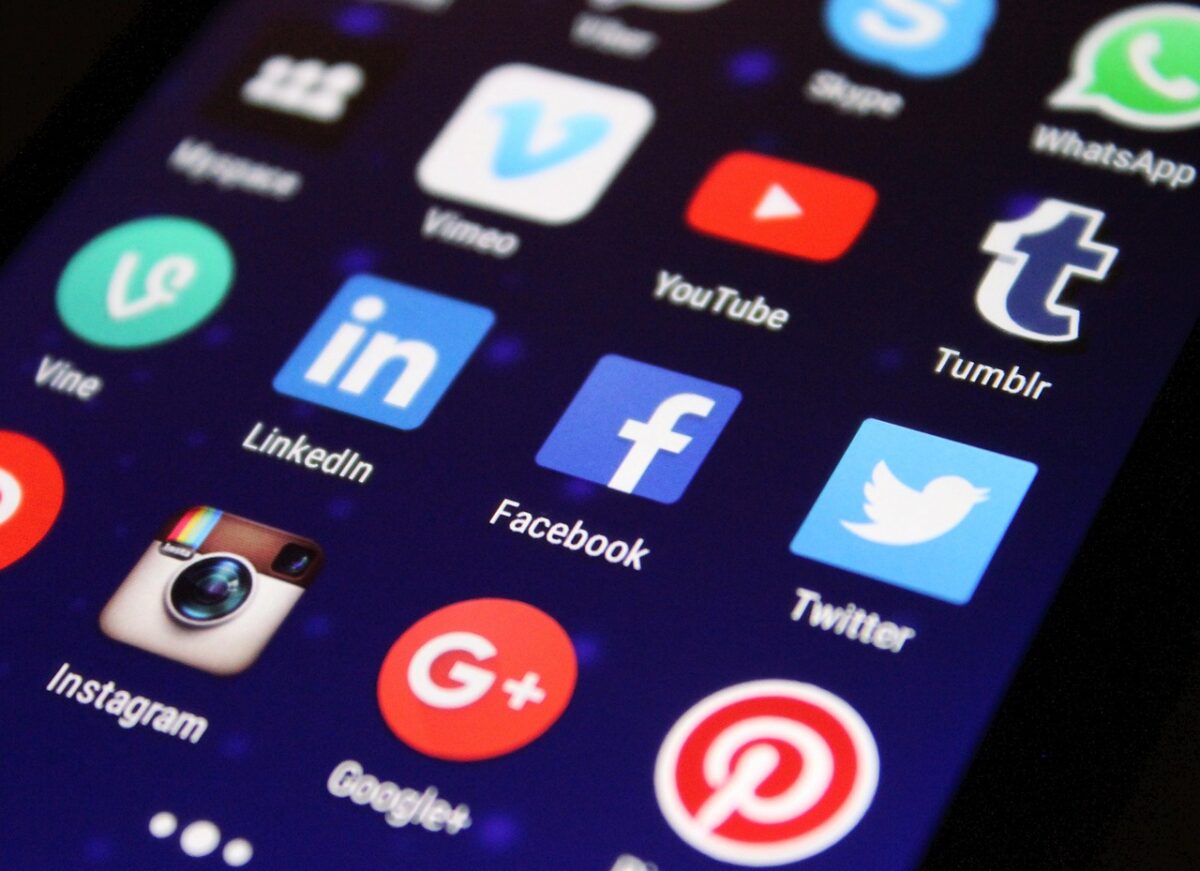 reseaux sociaux sur fond d'ecran
