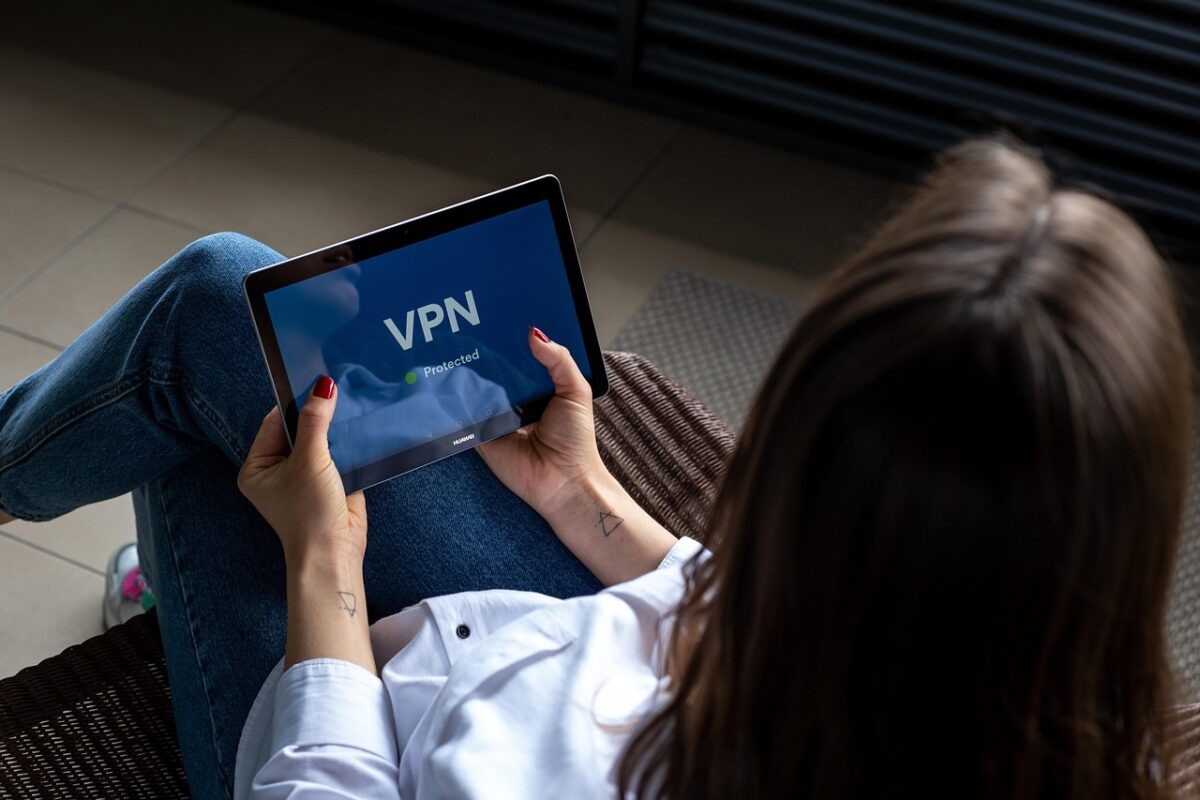 femme sur tablette avec vpn