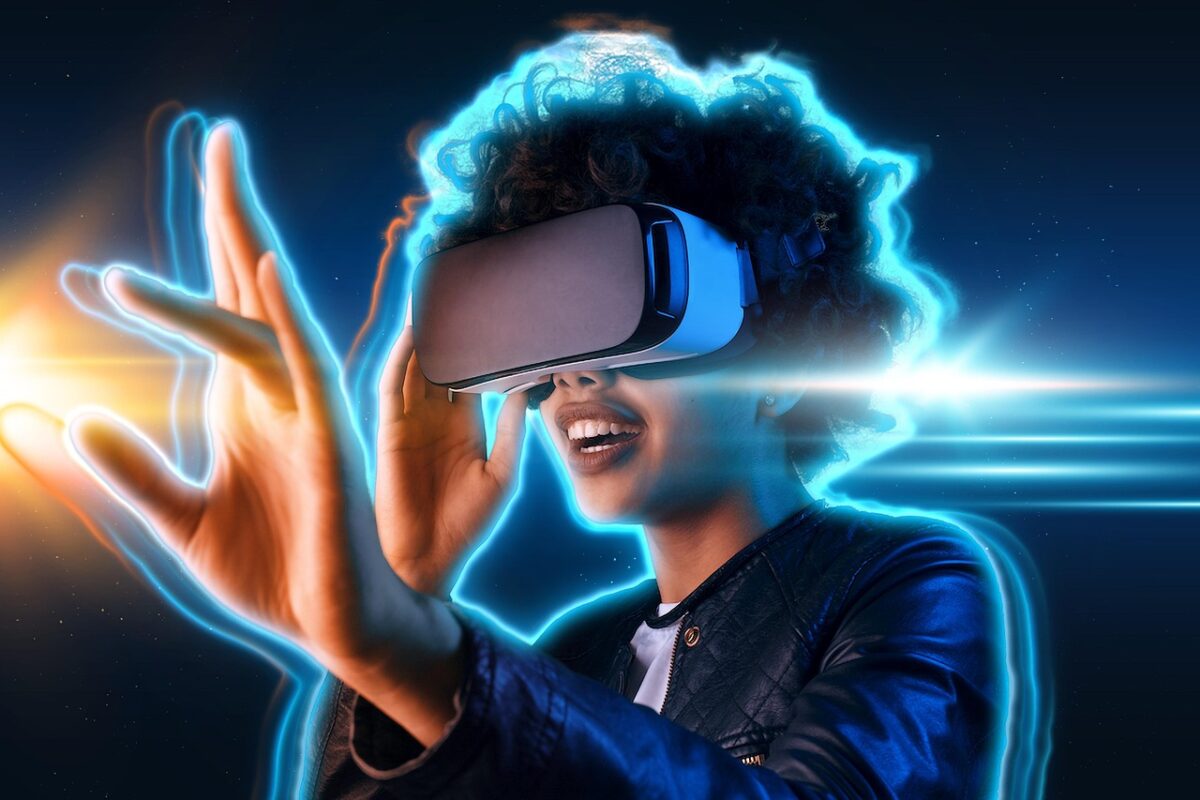 casque de realite virtuelle sur femme